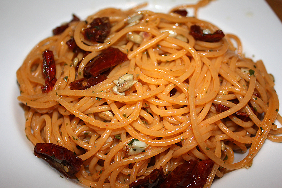 Spaghetti mit getrockneten Tomaten von SteffyPeter | Chefkoch.de