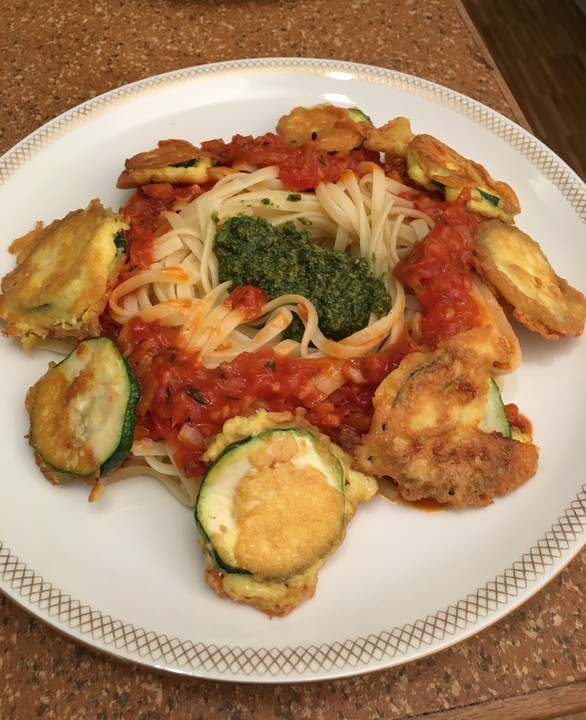 Zucchini – Piccata auf Tomatenkompott mit Rucolapesto und Nudeln von ...