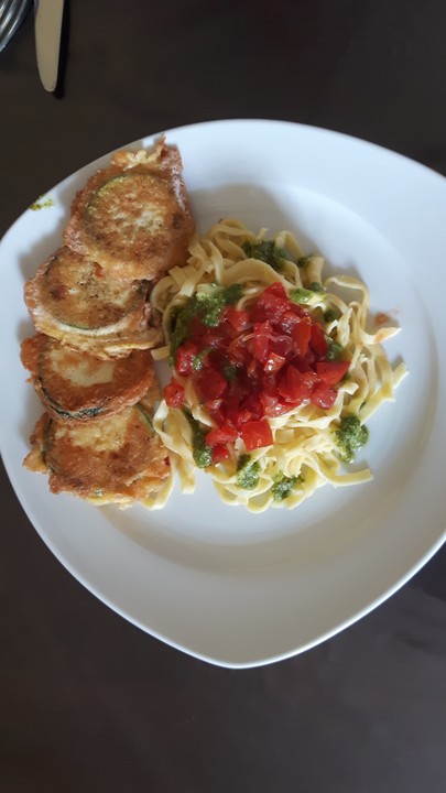 Zucchini – Piccata auf Tomatenkompott mit Rucolapesto und Nudeln von ...