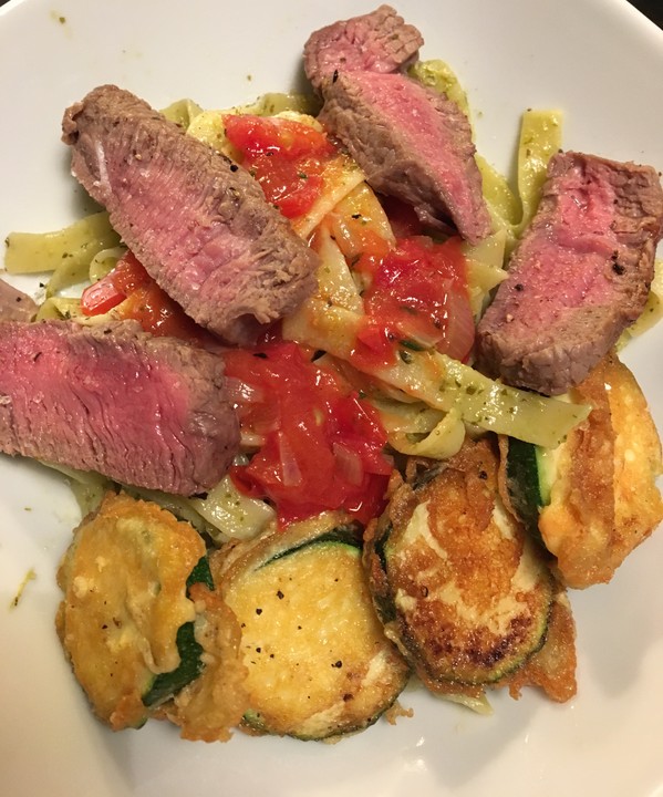 Zucchini – Piccata auf Tomatenkompott mit Rucolapesto und Nudeln von ...