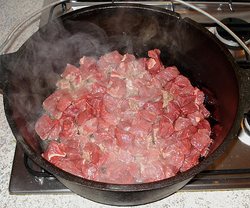 Brauhaus Gulasch Aus Dem Dutch Oven Rezept Firechefs De