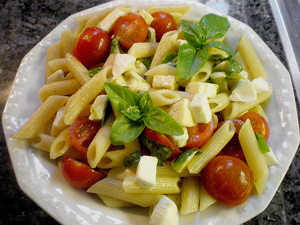 Spaghetti mit Tomaten, Mozzarella und Basilikum von strandengel ...