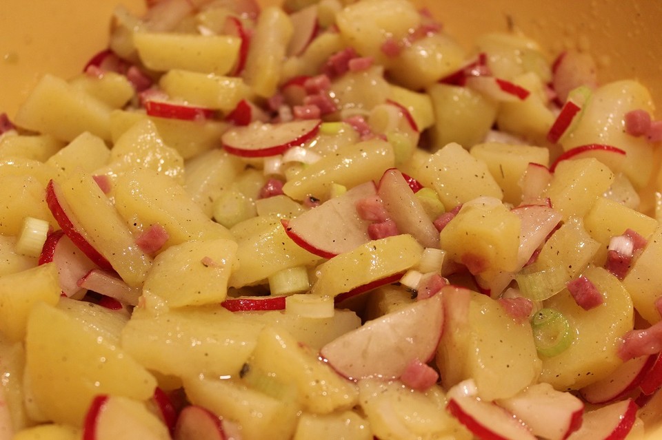 Bunter Kartoffelsalat mit Speck von mella0811 | Chefkoch.de