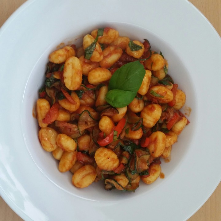 Variation Von Gnocchisalat Mit Zucchini Und Paprik — Rezepte Suchen