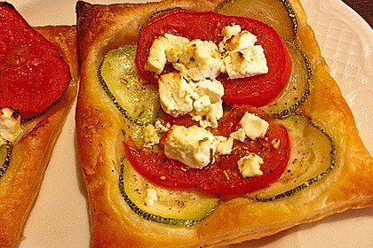 Blätterteig mit Tomate, Zucchini und Feta 10