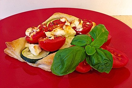 Blätterteig mit Tomate, Zucchini und Feta 11