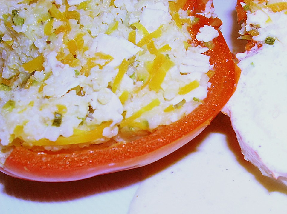 Fröhliche, gefüllte Paprika in einer Käse - Sahne - Sauce von ...