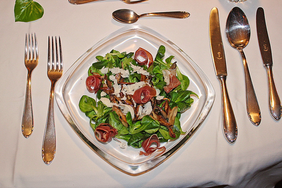 Austernpilze auf Feldsalat mit Parmaschinken und Parmesanspänen von ...