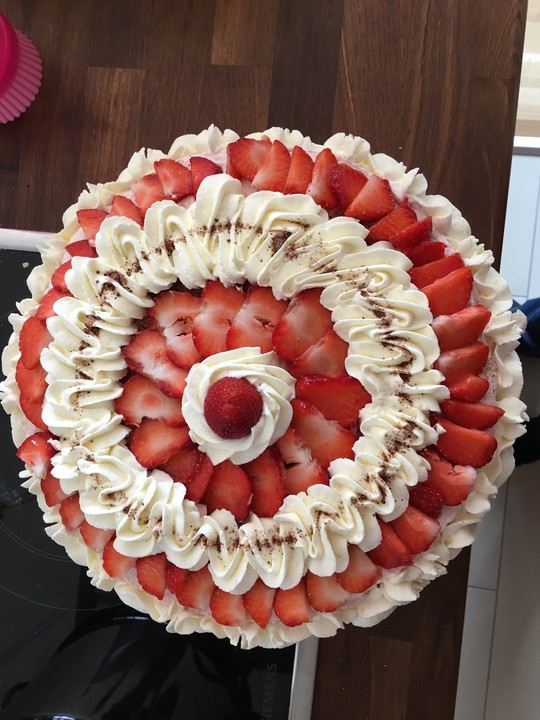 Schnelle Erdbeer - Sahne - Torte von chrisi83 | Chefkoch.de