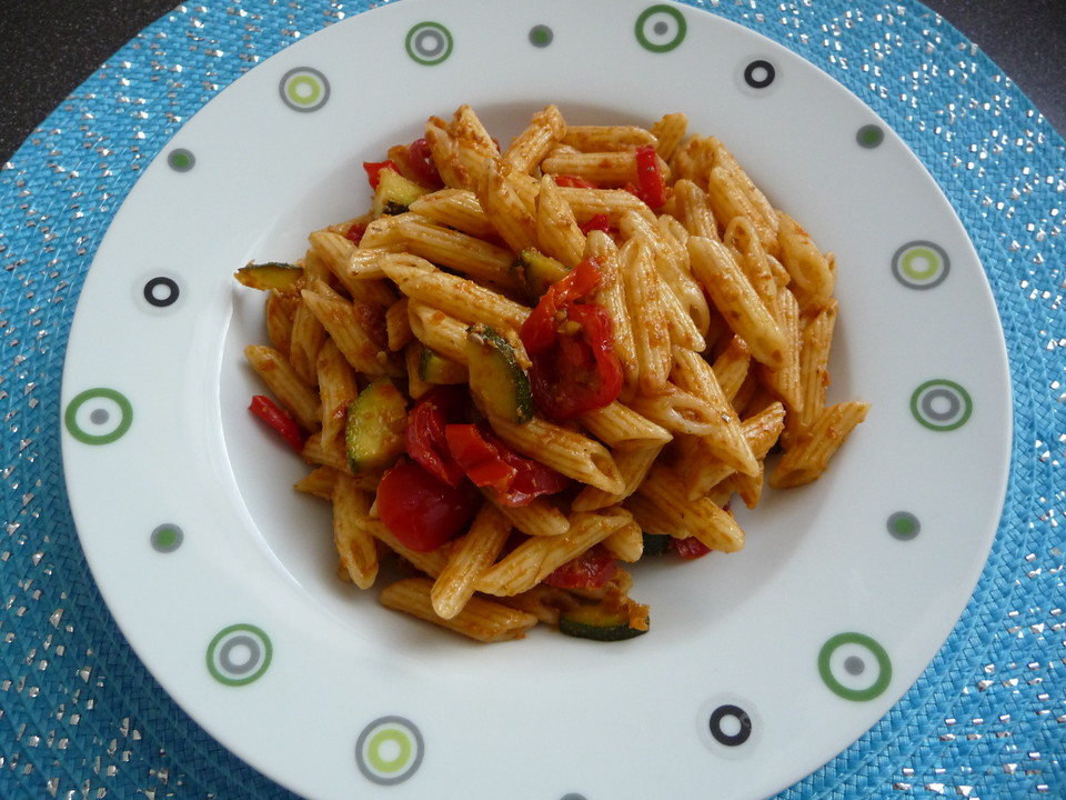 Farfallesalat mit Tomatenpesto und gegrillter Zucchini von Kirschfee ...