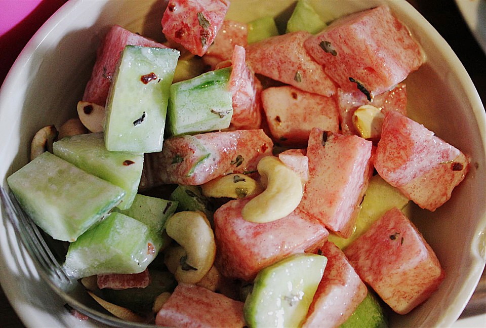 Melonen-Gurken-Salat mit Minze und gerösteten Walnüssen | Chefkoch.de