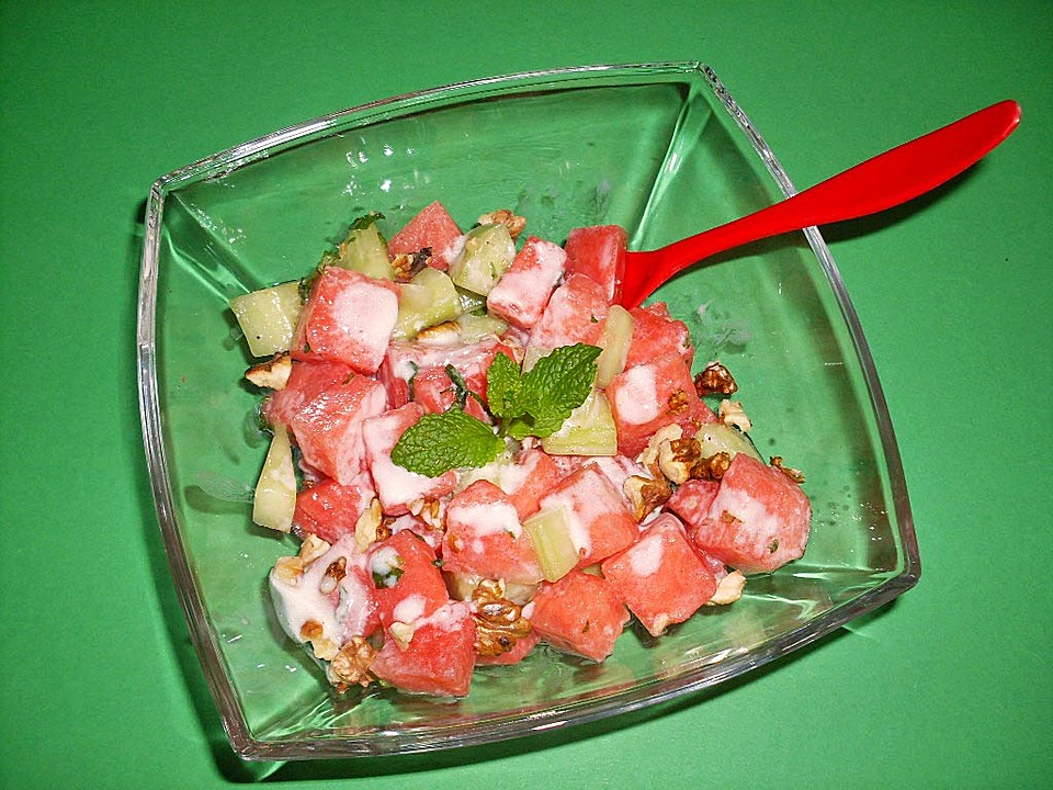 Melonen-Gurken-Salat mit Minze und gerösteten Walnüssen | Chefkoch.de