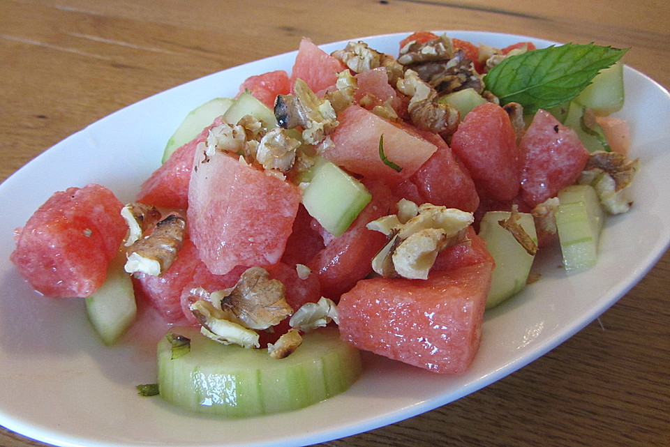 Melonen-Gurken-Salat mit Minze und gerösteten Walnüssen | Chefkoch.de