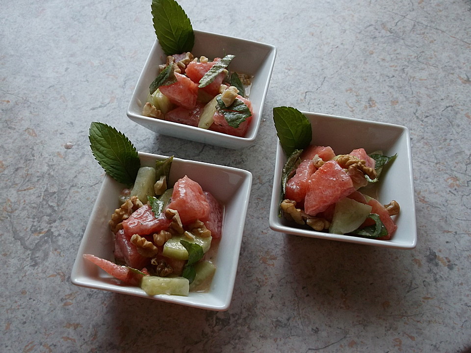 Melonen-Gurken-Salat mit Minze und gerösteten Walnüssen | Chefkoch.de