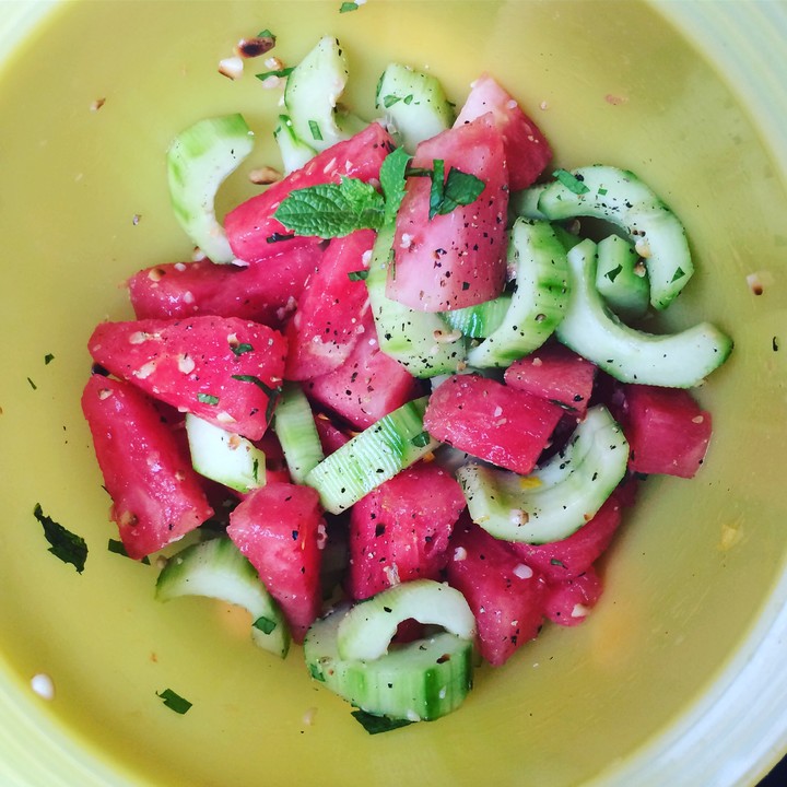 Melonen-Gurken-Salat mit Minze und gerösteten Walnüssen | Chefkoch.de