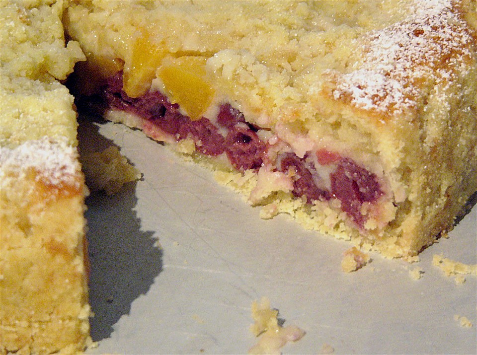 Pfirsich - Kirsch - Kuchen mit versunkenen Mandelstreuseln von alina1st ...