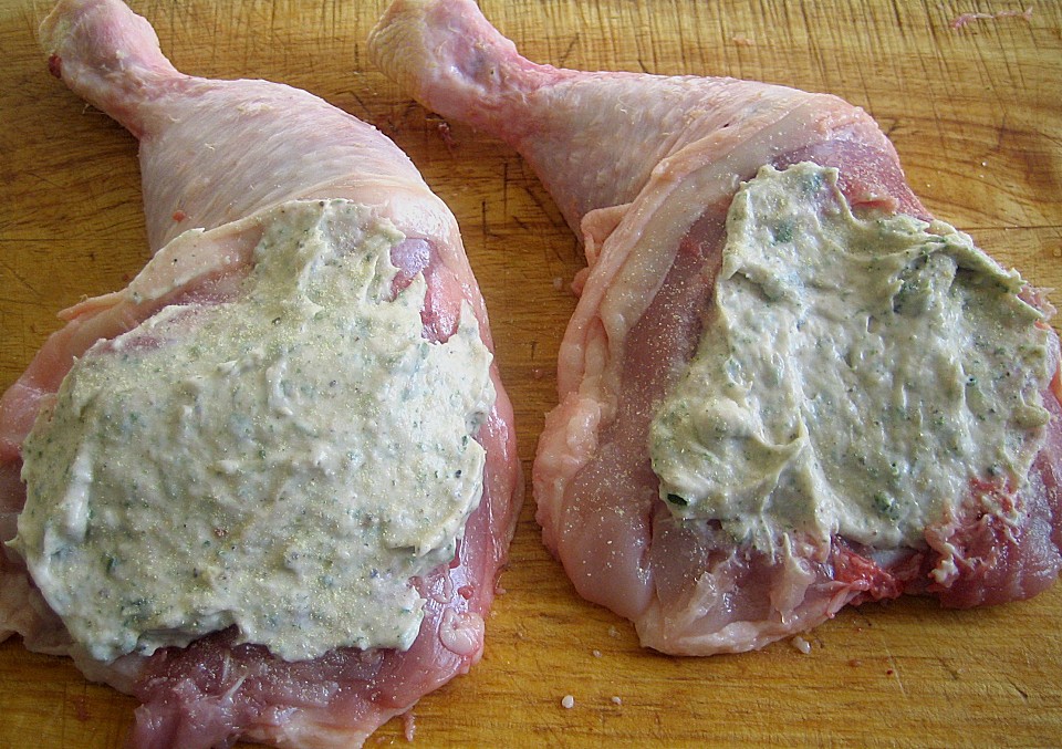 Gefüllte Hähnchenkeule mit rotem Püree und grünem Gemüse von schrat ...