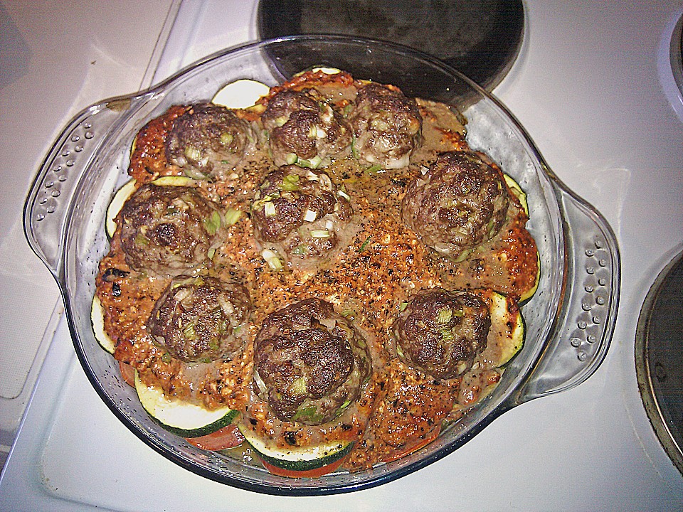 Fleischbällchen, griechische Art, auf Gemüsebett von Larissa05 ...