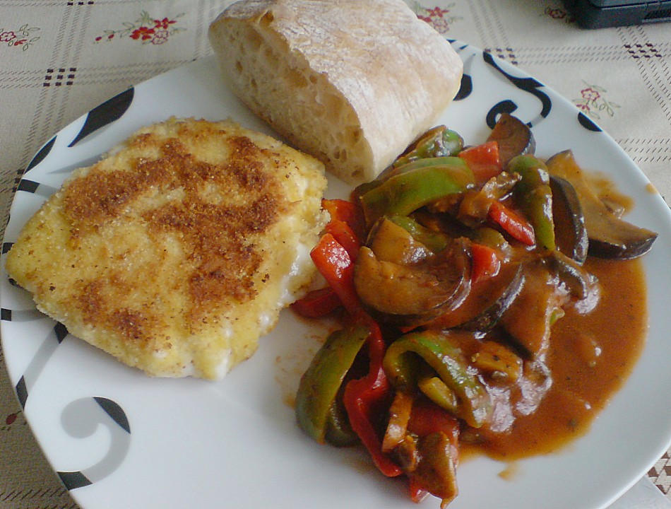 Panierter Fetakäse mit Zucchini - Paprika - Gemüse | Chefkoch.de