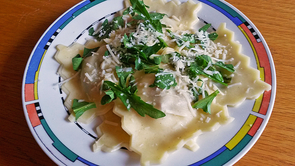 Ravioli, gefüllt mit Mozzarella, getrockneten Tomaten und Rucola von ...