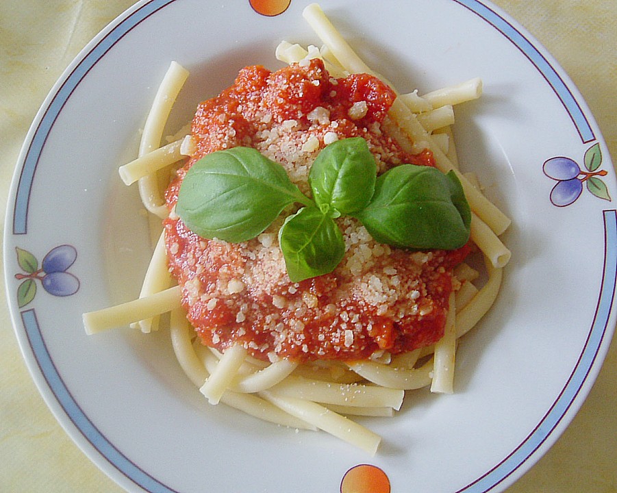 Makkaroni mit pikanter Käsewürstchen - Tomaten - Sauce von pro-vit ...