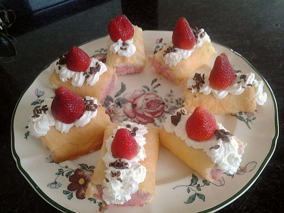 Mini - Biskuitrollen mit sahnigem Erdbeerpüree von Christine_R ...