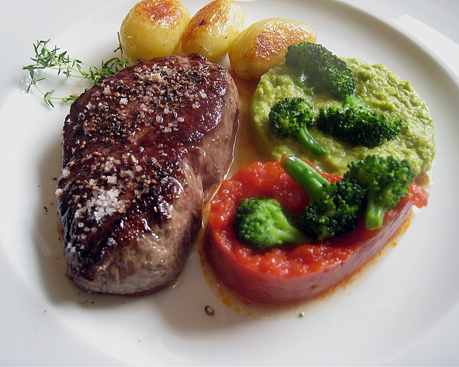 Filetsteak mit Erbsenpüree, Brokkoli und Tomatensauce von schrat ...