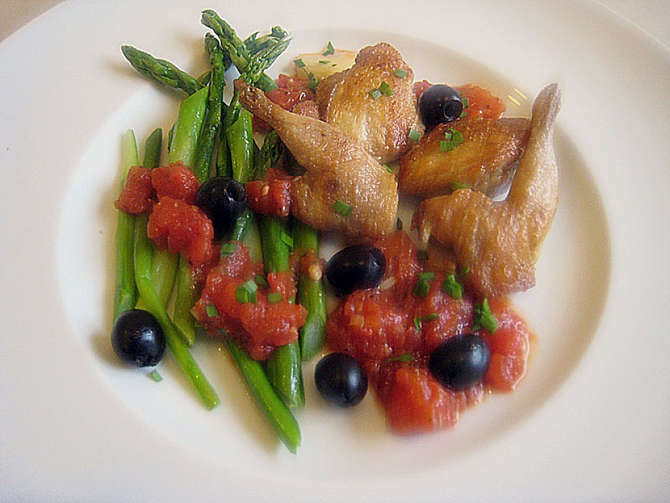 Brust und Keule von der Wachtel auf Spargel mit Tomatenmus und Oliven ...