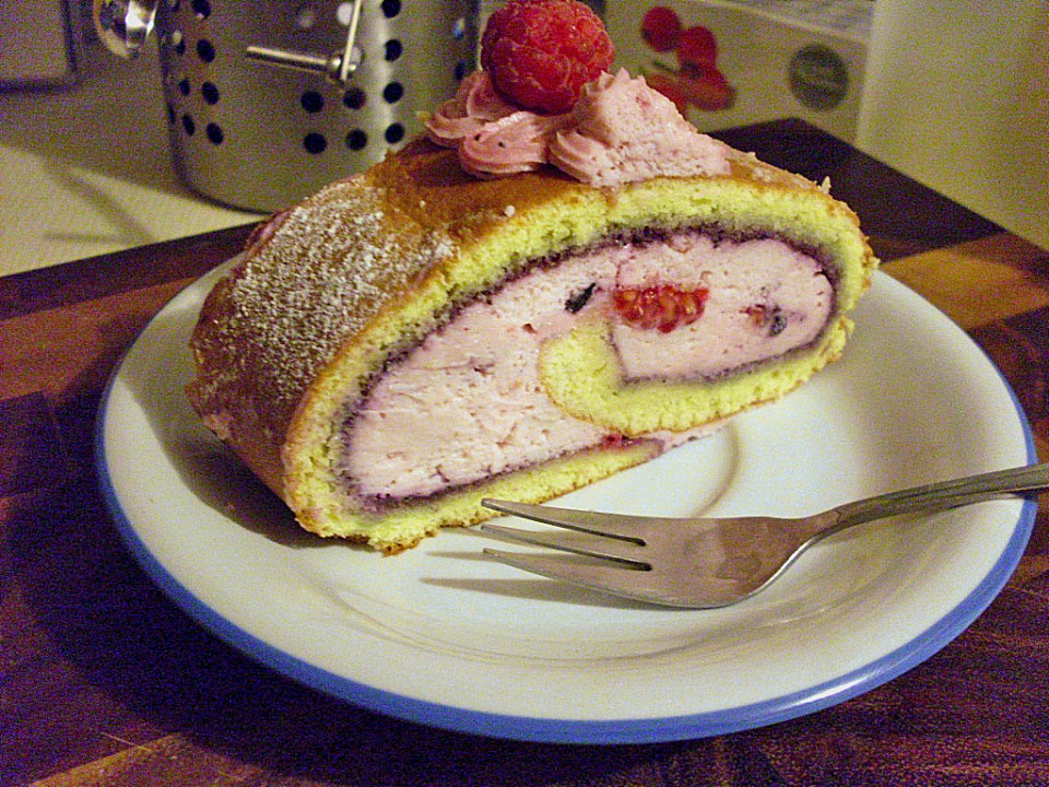 Biskuitrolle mit Erdbeer-Quark-Sahne Füllung von Christine_R | Chefkoch.de