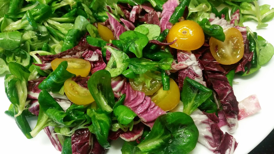 Salatplatte mit Feldsalat, Radicchio und Tomaten von sonnenschweif ...