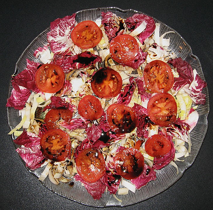 Salatplatte mit Feldsalat, Radicchio und Tomaten von sonnenschweif ...