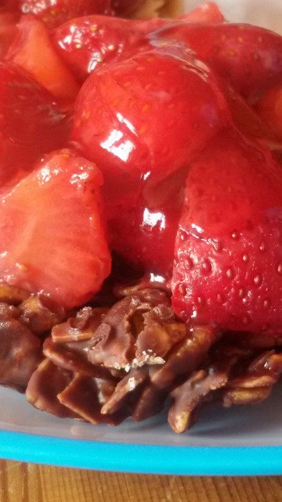 Knuspertorte mit Erdbeeren, Cornflakes von weihnachtsmaus | Chefkoch.de