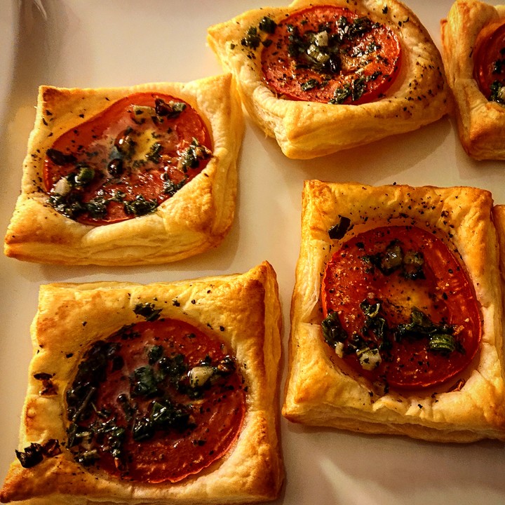 Blätterteig-Tomaten-Quadrate von KarinG | Chefkoch.de