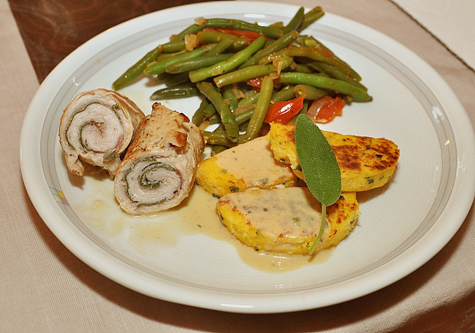 Putenröllchen mit Salbei und Schinken auf Tomaten - Bohnen Ragout von ...