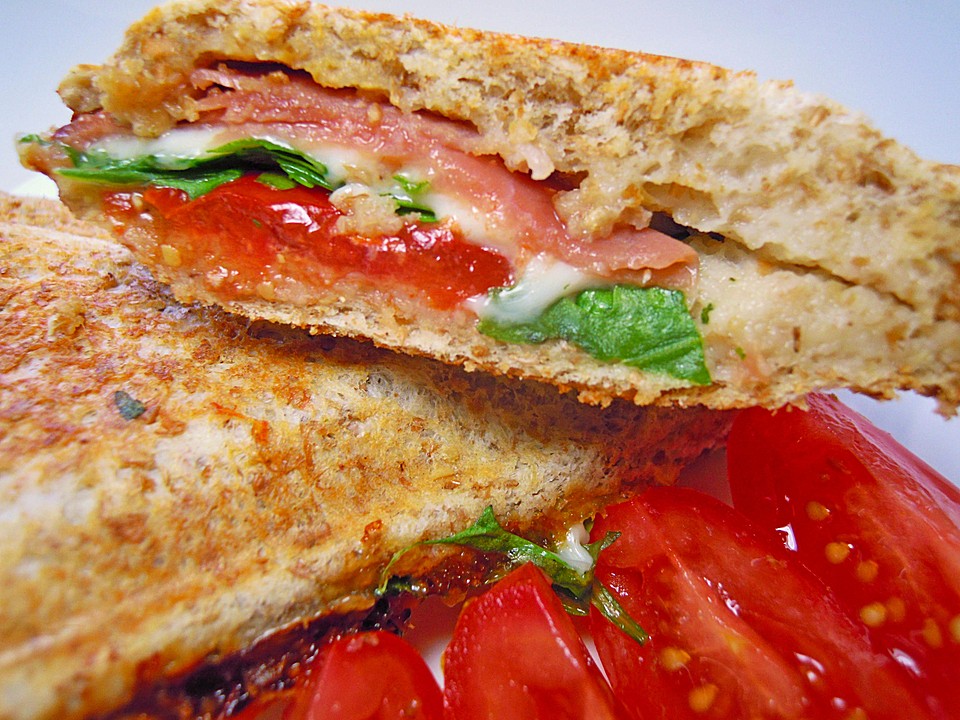Sandwich mit Mozzarella, Tomaten und Parmaschinken von Cyberlady ...