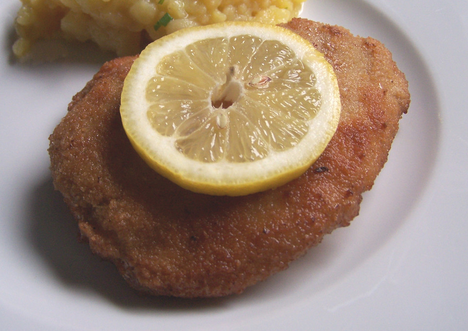 Hähnchen Cordon Bleu mit Kartoffeln mediterrane Art und frischem Salat ...