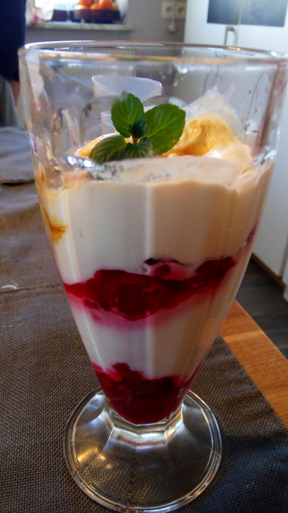 Schichtspeise mit Quark, Himbeeren und Zucker - Mandel - Kruste von ...