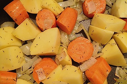 Cremige, aber diättaugliche Kartoffelsuppe mit Thymian und Käse 15