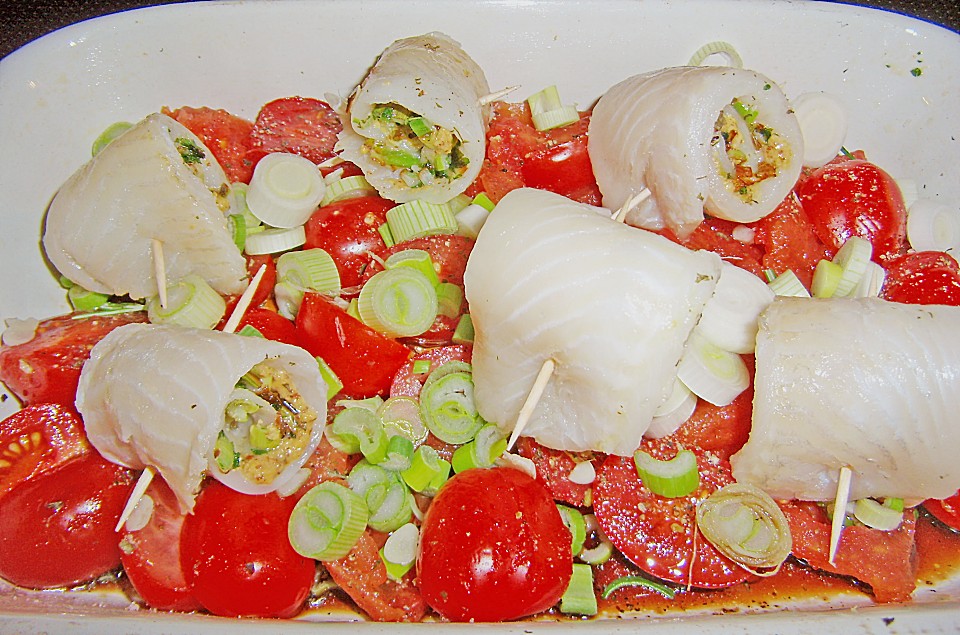Gefüllte Schollenröllchen auf Tomaten mit geröstetem Baguette von ...