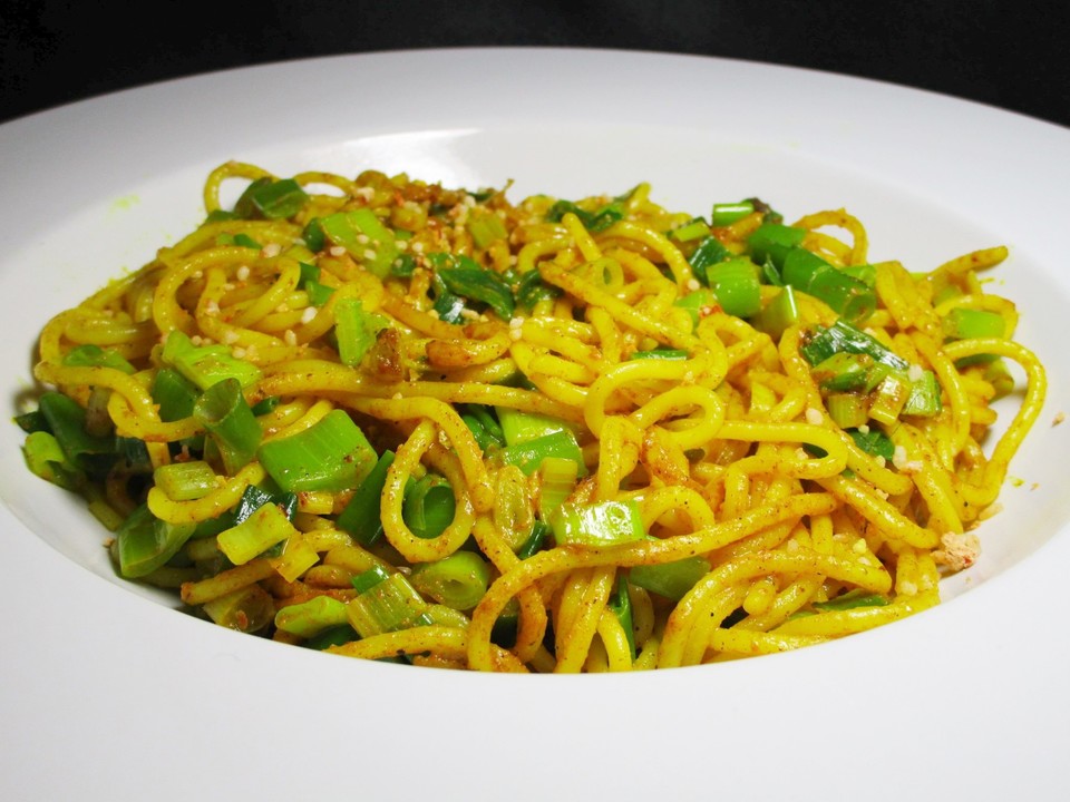 Curryspaghetti mit Frühlingszwiebeln von Cookie-Diva | Chefkoch.de