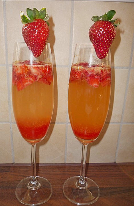 Zitronen - Sekt - Cocktail mit Erdbeeren von mamatuktuk | Chefkoch.de