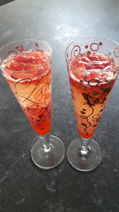 cocktail mit sekt und erdbeeren 2
