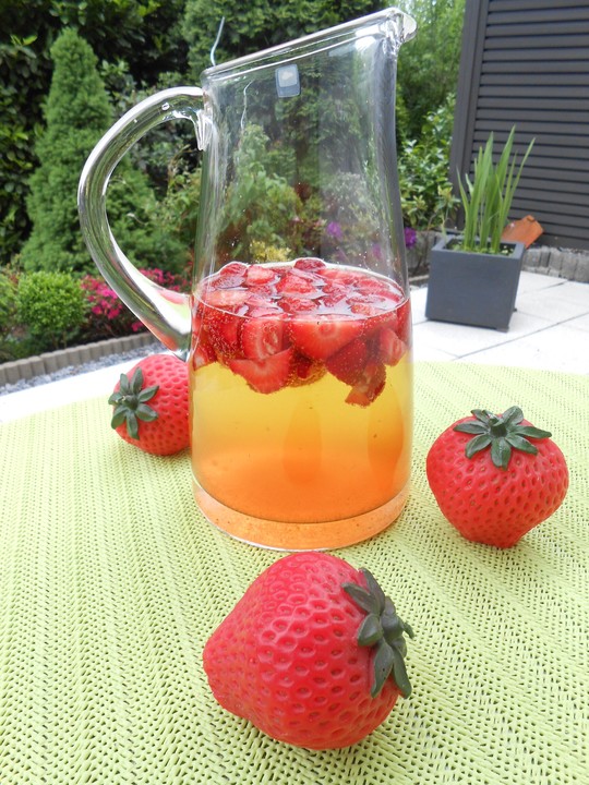 Zitronen - Sekt - Cocktail mit Erdbeeren von mamatuktuk | Chefkoch.de