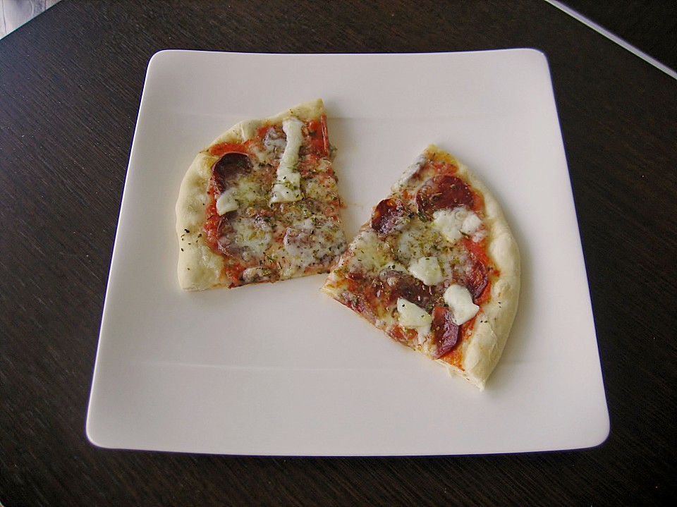 Knusprig dünne Pizza mit Chorizo und Mozzarella von moeyskitchen ...