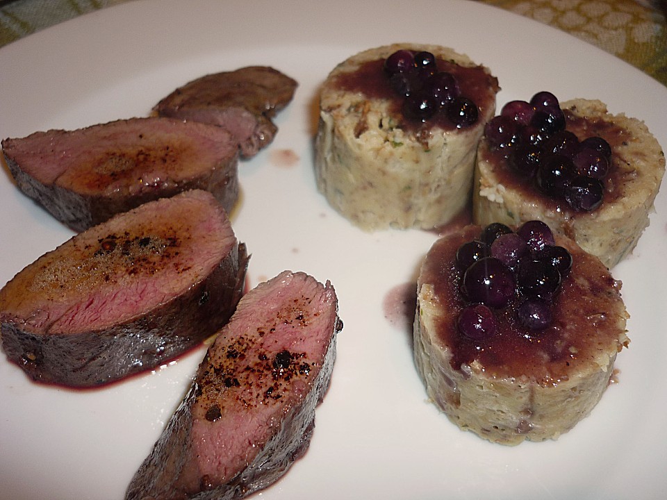 Rehfilet In Vanille - Blume Und Blaubeersauce Mit Pfifferlingsknödel ...