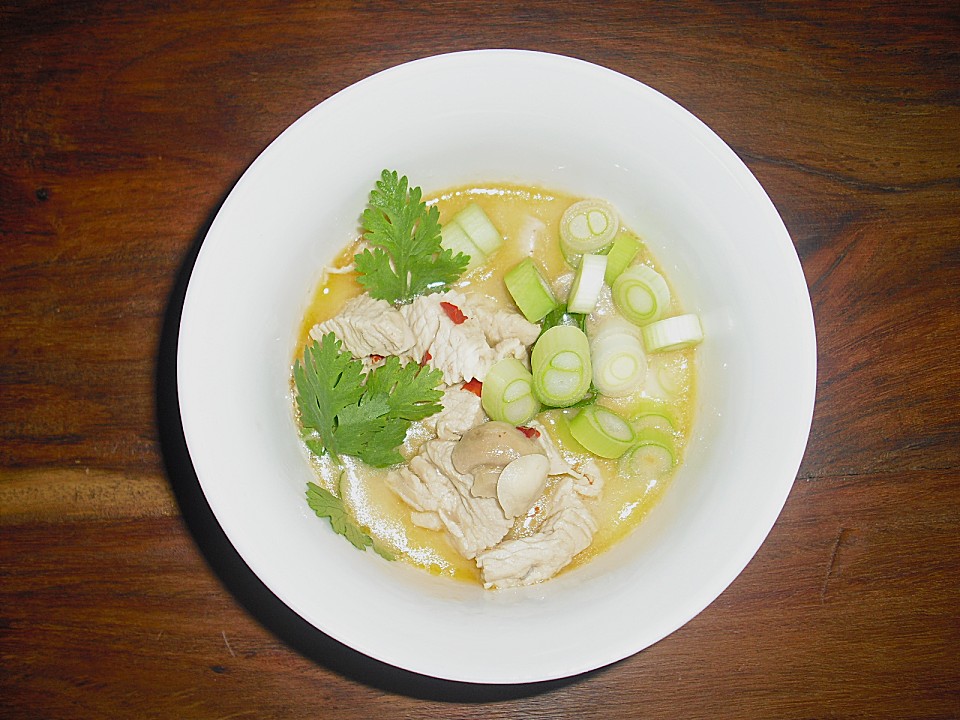 Tom Kha Gai - die berühmte Hühnersuppe mit Kokosmilch und Galgant von ...