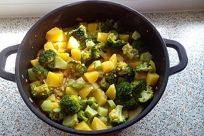 Kartoffel-Brokkoli-Curry mit Kokosmilch 10