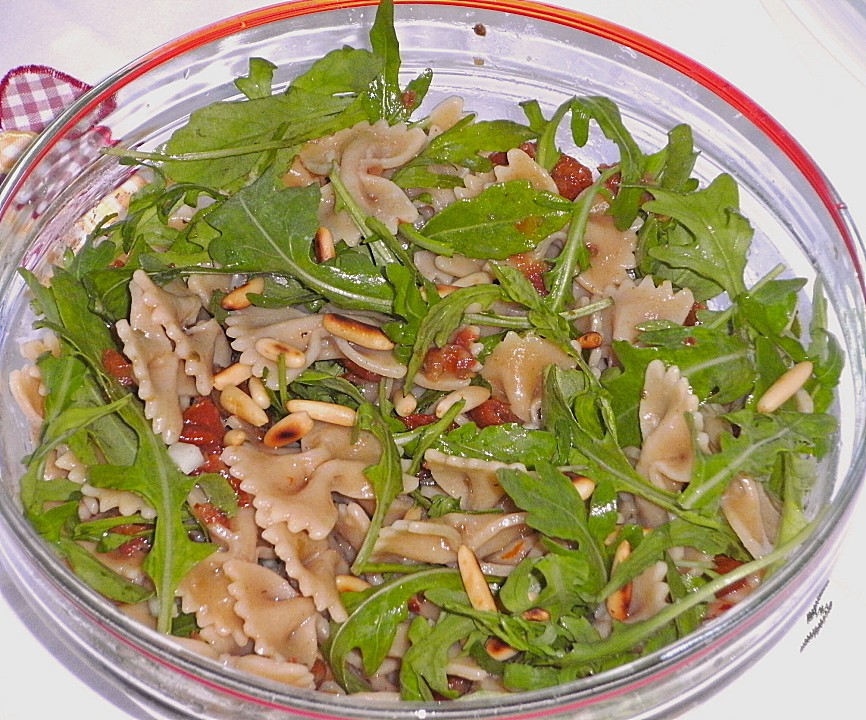Schmetterlingssalat mit Spinat und getrockneten Tomaten von Lonely ...