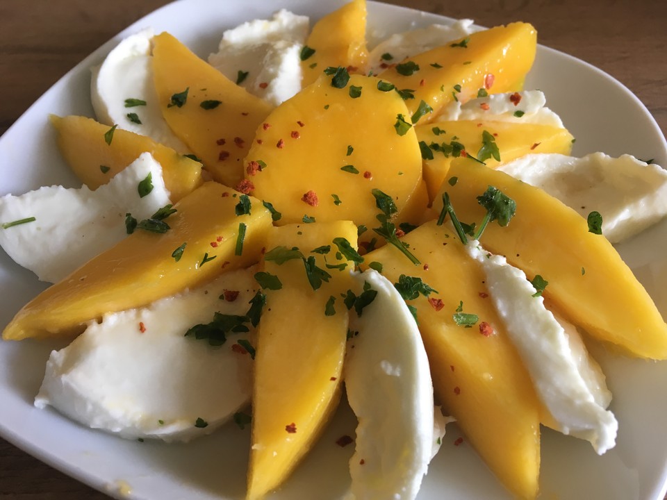 Büffelmozzarella mit Mangoscheiben und fruchtigem Dressing von kipo32 ...