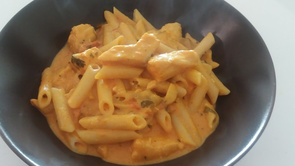 Lachs in Tomaten - Sahne - Sauce zu Nudeln von Käferblau | Chefkoch.de